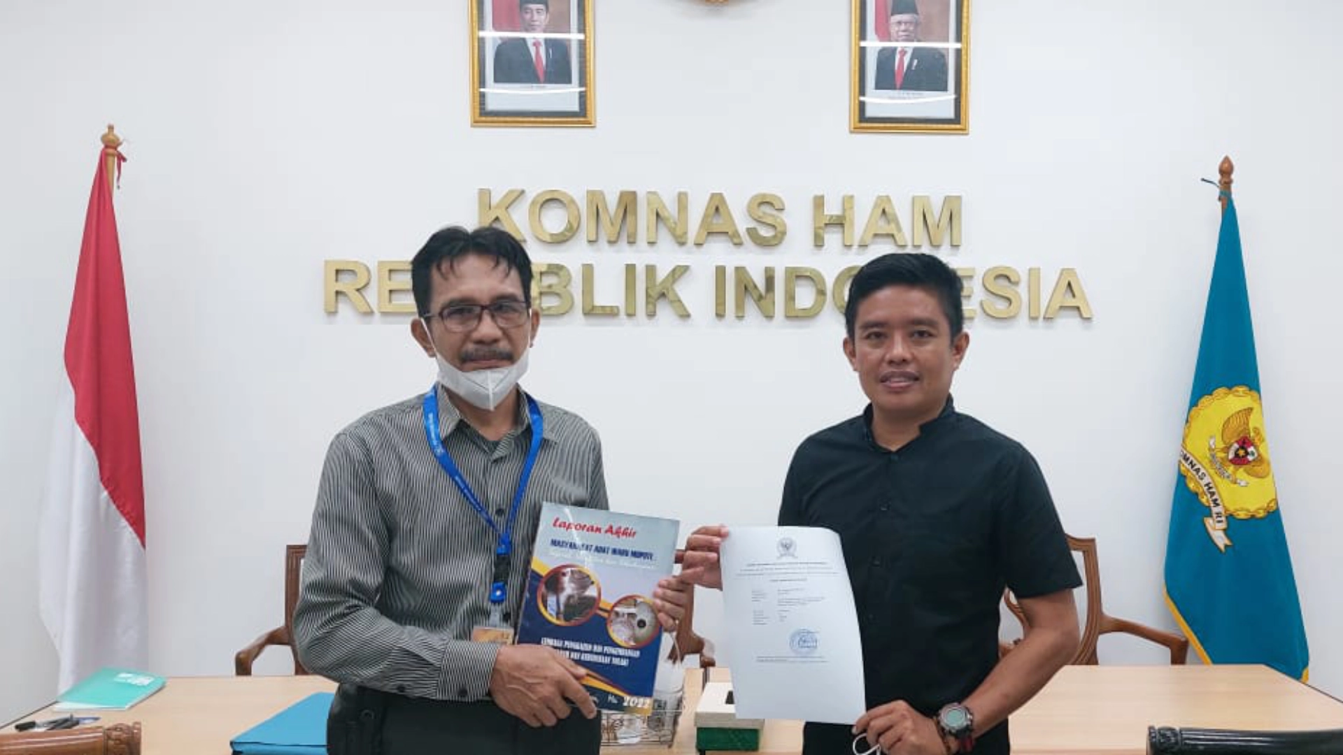 Baharuddin Maranai (left) submits a report to the National Commission on Human Rights about the failure to consult Mopute people in establishing a new nickel park. Courtesy Baharuddin Maranai